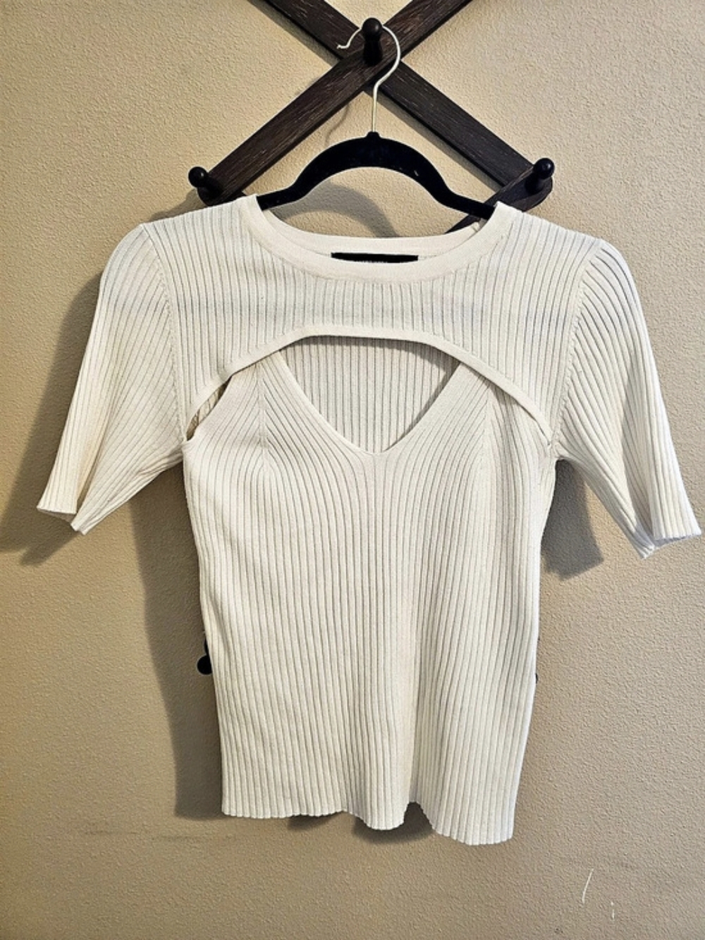 Vero Moda Ribbed Cutout Keyhole Top - Picture 2 of 6
